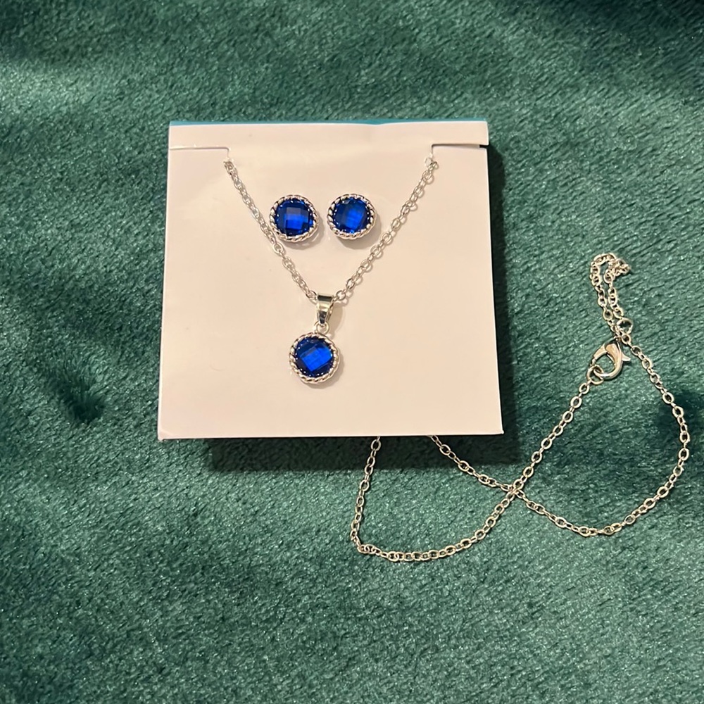 EFFY earring and necklace with pendant set. Silver tone.